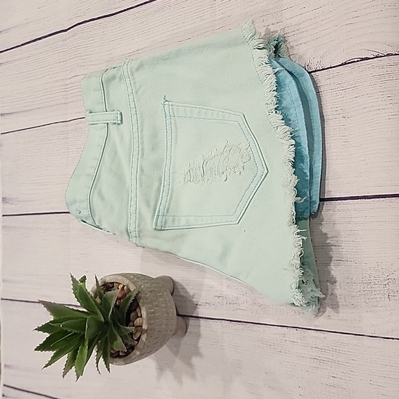 Shorts - Picture 3 of 4